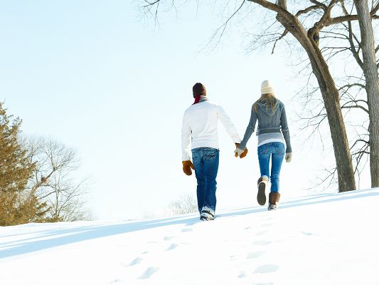 click to free download the wallpaper--Free Romantic Wallpaper, Romantic Walk Through the Snow, Help Each Other Along the Way