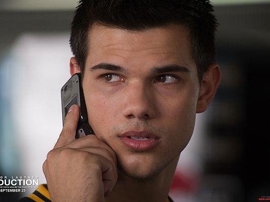 click to free download the wallpaper--Free TV & Movie Images, Taylor Lautner is Answering the Phone, Turning Back, He is Great-Looking