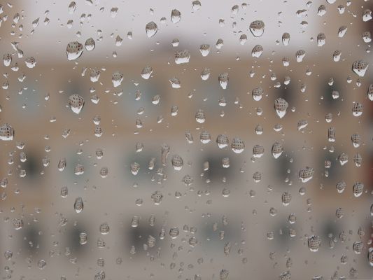 click to free download the wallpaper--Free Water Drops Waterpaper, Drops of Water on Window, Combining Together