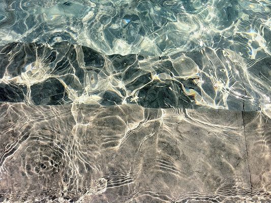 click to free download the wallpaper--Free Water Splash Waterpaper, Water Reflections, Shinning Water