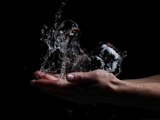 click to free download the wallpaper--Free Water Wallpaper, Water Splash in the Hand, Innervation Scene