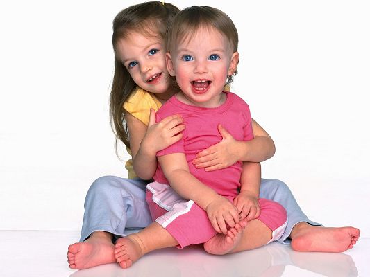 Free Scenery Wallpaper - Includes Two Cute Baby Girls, Admiring Their Harmonious Relationship!,click to download