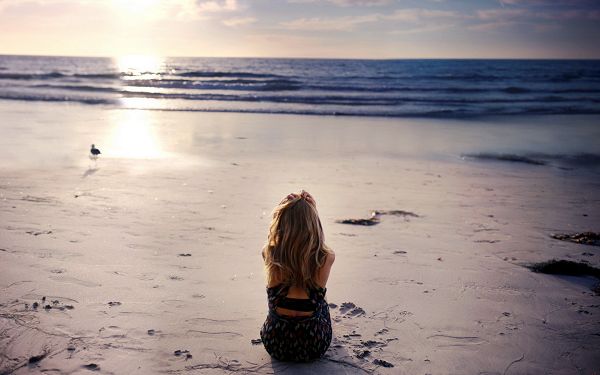 click to free download the wallpaper--Girl Sitting by Beach Lonely, Must be Early Morning, With Peaceful Sea and Rising Sun, Things Are Going Good - HD Attractive Women Wallpaper