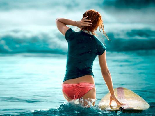 click to free download the wallpaper--Girl in Bikini, Beautiful Girl Going into the Sea, Great Fun Time