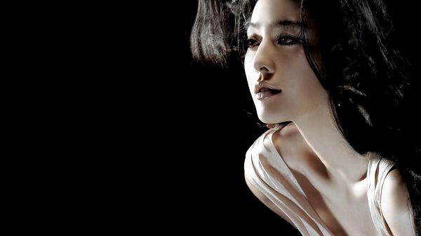 click to free download the wallpaper--Girl in Deep Eyesight and Black Hair, with Black Background, She is the One Both Mysterious and Beautiful - HD Fan Bingbing Wallpaper