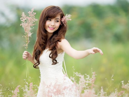 click to free download the wallpaper--Girl in Nature, Beautiful Girl Smiling, Flowers in the Hair and Hands