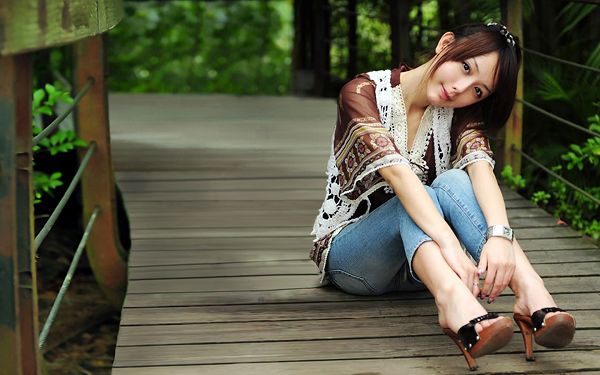 Girl in School Style and Simple Dress, Taking a Rest on Wooden Stages, What a Pure and Beautiful World - HD Attractive Girls Wallpaper