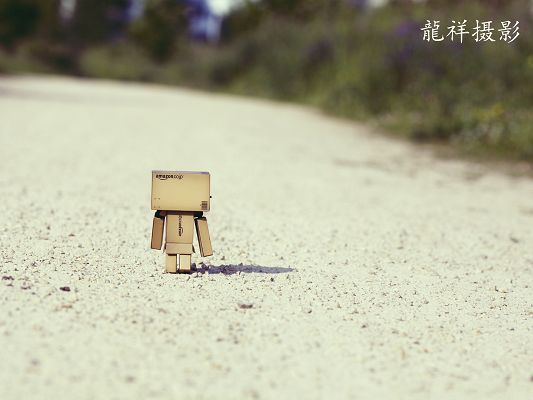 click to free download the wallpaper--High Quality Wallpaper Desktop - Little Boxman Walk in Hot Weather, I Must Go Home, No Matter How Hard