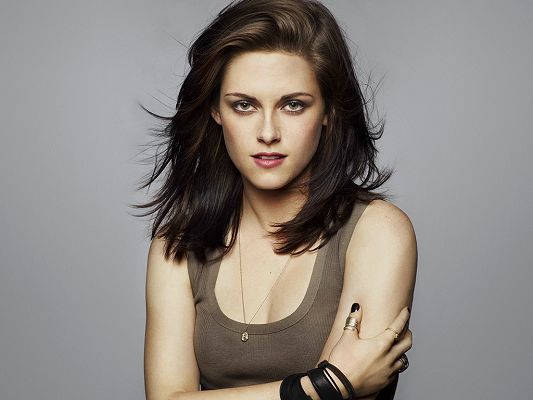 Holding Herself in the Arms, No Extra Jewelry is Needed, It is Good to be Easy and Simple - HD Kristen Stewart Wallpaper