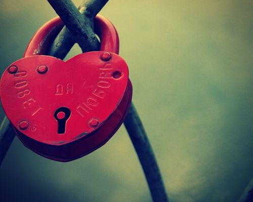 click to free download the wallpaper--Images of Romance, Heart-Shaped Lock on Green Background, Shall Move Lots of People