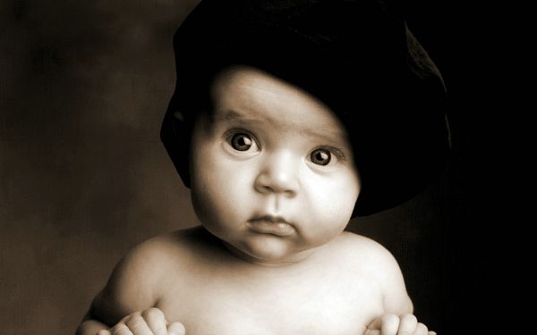 click to free download the wallpaper---In Innocent Facial Expression and Black Hat, Eyes Are Wide Open, He is Such a Talent - Cool Baby Wallpaper