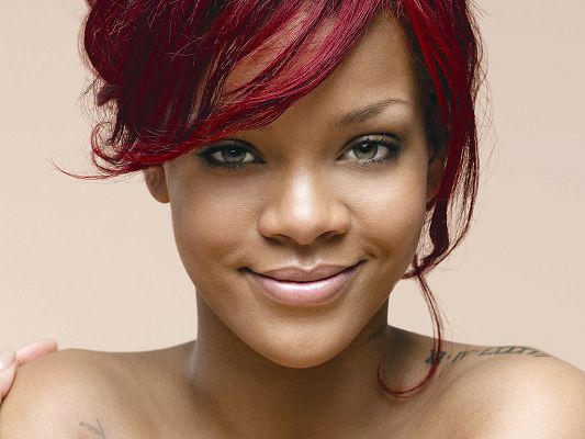 click to free download the wallpaper--In Smiling Facial Expression and Body Pose, She Can be the Most Attractive, No Wonder She is Well-Liked and Popular - HD Rihanna Wallpaper