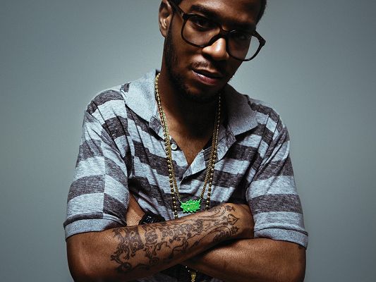 click to free download the wallpaper--In Tattoo and Big Glasses, a Casual T-Shirt Can Fit Artists the Best, His Songs Are Relaxing and Great - HD Kid Cudi Wallpaper