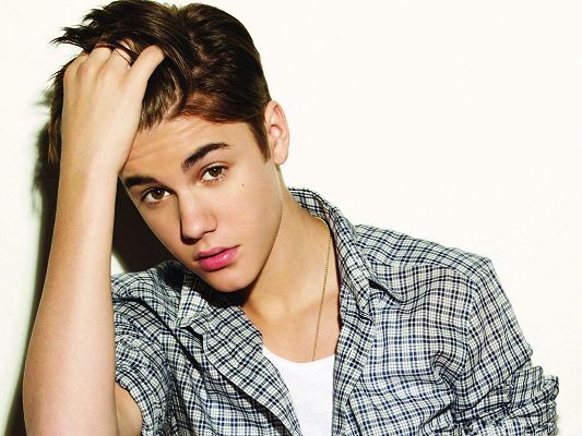 click to free download the wallpaper--Justin Bieber Picture, Cool Boy in Casual Clothes, Deeply Impressive