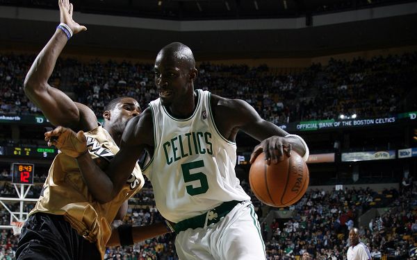 click to free download the wallpaper---Kevin Garnett Dribbling, the Guard Can't Do Anything, This is King of Wolf, Let Me Pass - Kevin Garnett Wallpaper