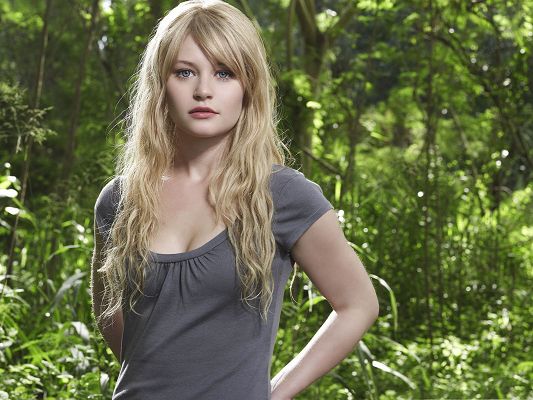 click to free download the wallpaper--Lost TV Series Wallpaper, Emilie De Ravin in Casual Vest and Blond Hair