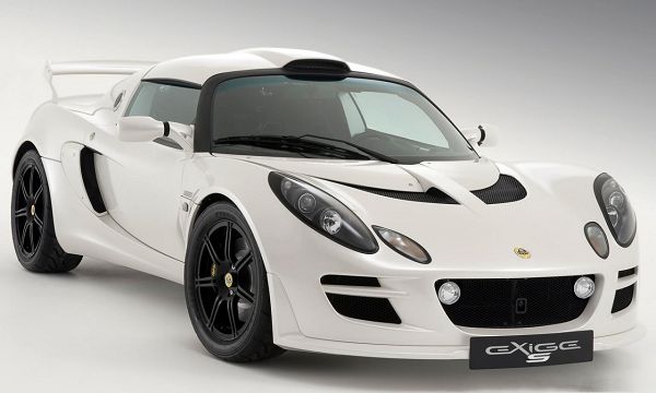 click to free download the wallpaper--Lotus Sport Car as Background, White and Decent Car in the Stop, Magnificent Look