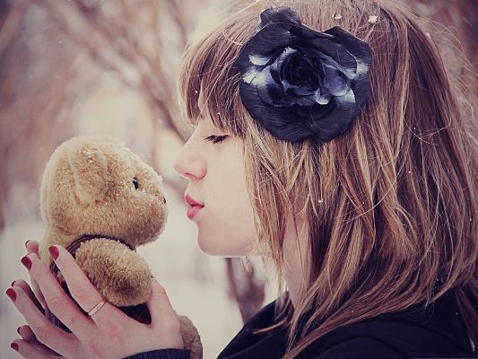 click to free download the wallpaper--Lovely Little Girl, Kind and Sweet Girl, Kissing Teddy Bear in Winter