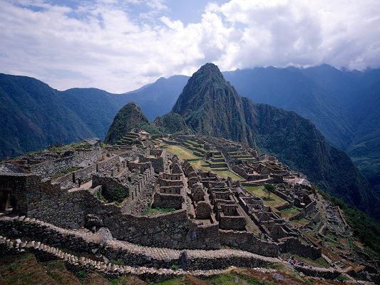 click to free download the wallpaper--Majestic Landscape of the World, Machu Picchu Ruins Under the Blue Sky, Combine an Incredible Scene