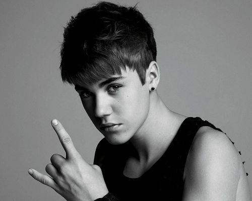 click to free download the wallpaper--Man Wallpaper, Justin Bieber in Cool Facial Expression, Finger Pointed Out