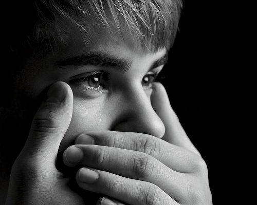 click to free download the wallpaper--Man Wallpaper, Justin Bieber with Shinning Eyes, Mouth Covered with Finger