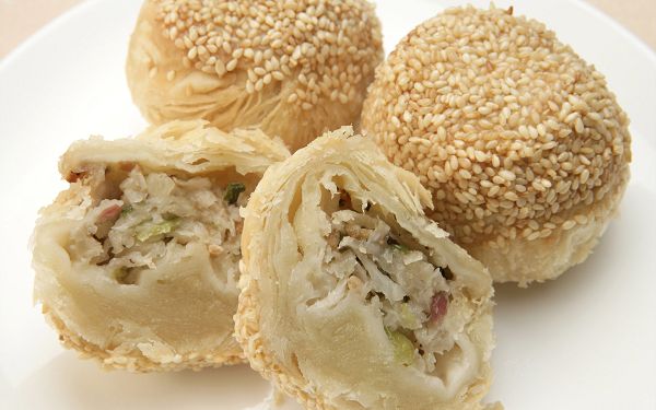 click to free download the wallpaper--Meat Balls with Sesame Seeds All Over, the Inner Part is Definitely More Appealing, Shall Fit Good Eaters - HD Food Wallpaper