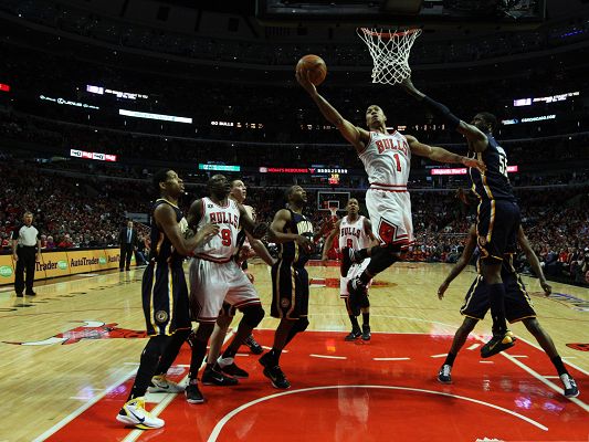 click to free download the wallpaper--NBA Wallpaper - Derick Rose Heading for the Basket, He Can't be Stopped!