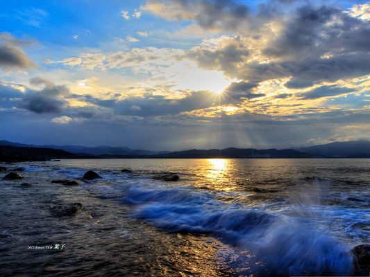 click to free download the wallpaper--Nature Landscape of the Sea, Golden Sunlight Reflected in the Twisting Sea