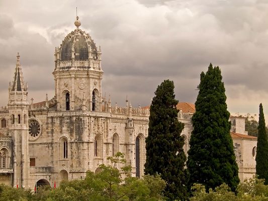 click to free download the wallpaper--Nature Landscape of the World, Lisbon Portugal, Tall Castles and Green Plants, the Dark Sky