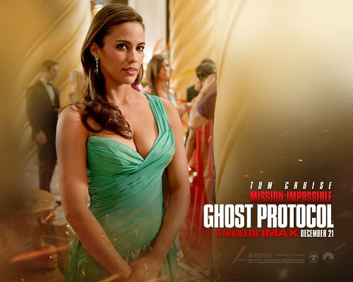 click to free download the wallpaper--Paula Patton in MI4 in 1280x1024 Pixel, Graceful Lady in Green Dress, the Hostess Shall be Much Appreciated for the Treat - TV & Movies Wallpaper