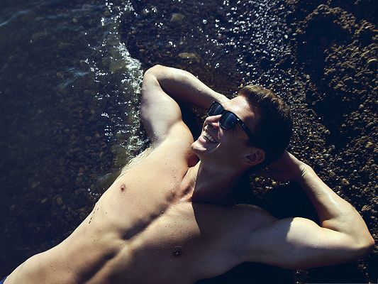 Photos Hot Guys, Cool Man Sunbathing On Beach