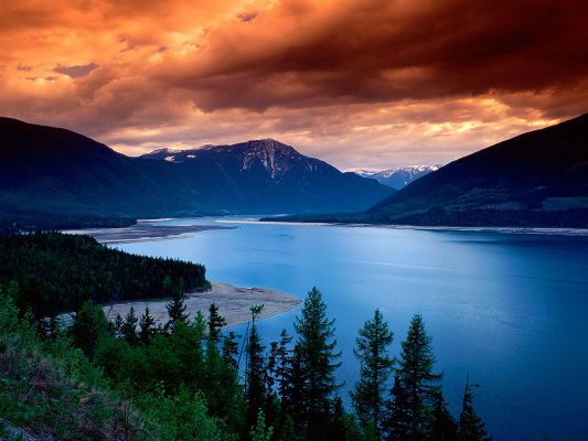click to free download the wallpaper--Pics of Nature Landscape, the Blue Lake, High Mountains and Green Trees Alongside