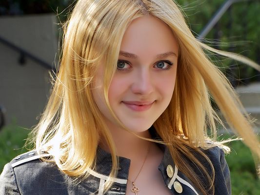 click to free download the wallpaper--Played in Coraline, The Runaways and Twilight, Blond Hair and Wide Open Eyes Combined, Smile is Sweet and Warm - HD Dakota Fanning Wallpaper