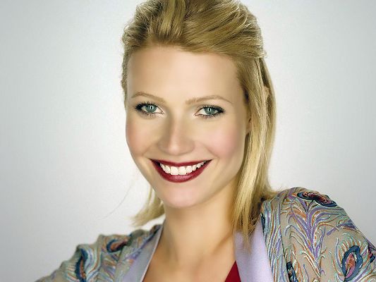 click to free download the wallpaper--Played in Two Lovers and Iron Man, Blue Eyes and Red Lip Combined, You Feel Warm and Comfortable with Her Smile - HD Gwyneth Paltrow Wallpaper