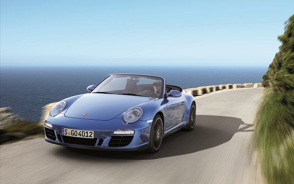 click to free download the wallpaper---Porsche 911 Carrera at Incredible Speed, Can Drive Man Crazy, No Wonder It is Well-Liked - Porsche Car Wallpaper