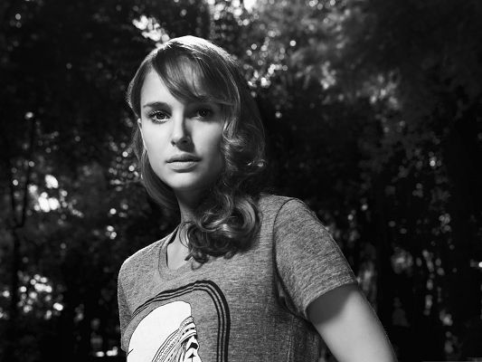 click to free download the wallpaper--Poster for Movie, Natalie Portman in Casual Clothes, the Sweet Neighborhood Girl