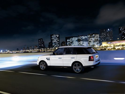 click to free download the wallpaper--Range Rover Car as Wallpaper, White and Decent Car Outdoor, the Dark Sky