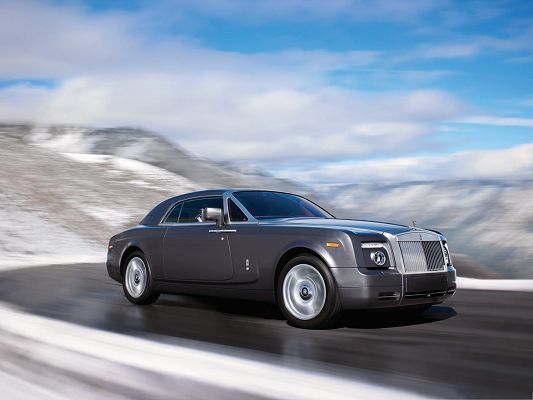 click to free download the wallpaper--Rolls Royce Super Car, Top Gray Car in the Run, White Hills Alongside 