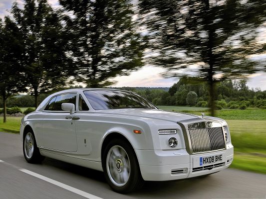 click to free download the wallpaper--Rolls Royce Super Car Wallpaper, White Car in Incredible Speed, Scenes Alongside Rushing
