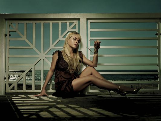 click to free download the wallpaper--Sexy Girls Wallpaper, Blonde Beauty Sitting on Bridge, Cool Look