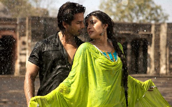 Shahid Priyanka in Teri Meri Kahani in 2560x1600 Pixel, You Are the Apple of Eye in Each Other's Eye, I Feel and Respond to You Only - TV & Movies Wallpaper