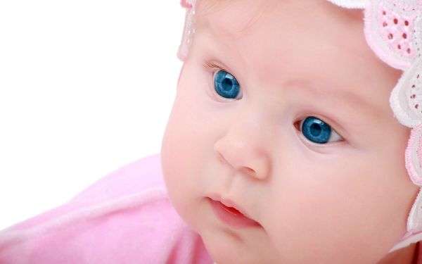 click to free download the wallpaper---Snowy Skin and Blue Eyes Combined, Eyes Are Wide Open, Presenting a Pure and Good World - Chubby Baby Wallpaper