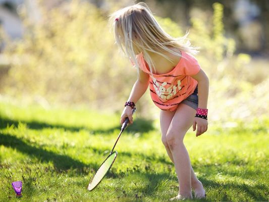 click to free download the wallpaper--Sport Girls Photo, Little Girl in Badminton, Fun Time Outdoor
