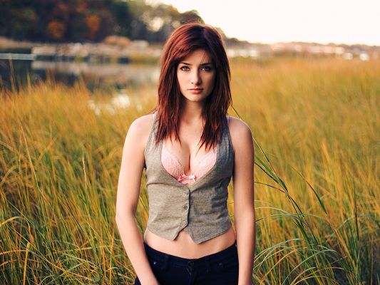 click to free download the wallpaper--Standing in the Cornfield, Underwear is Shown, It is Your Eyes' Welfare, Download and Enjoy This Privately - HD Susan Coffey Wallpaper