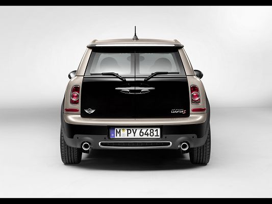 click to free download the wallpaper--Super Car Images of Mini Clubman, the Smart and Decent-Looking Car, from Studio Rear