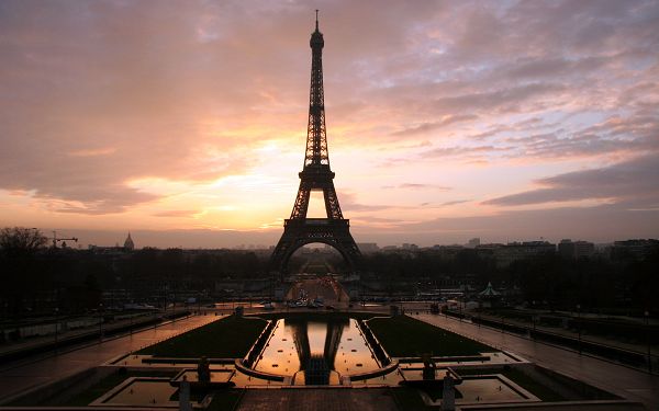 click to free download the wallpaper--Tall and Magnificent Tower, Seems to Overlook Everything, With the Sun's Effect, Everything is Perfect - HD Eiffel Tower Wallpaper
