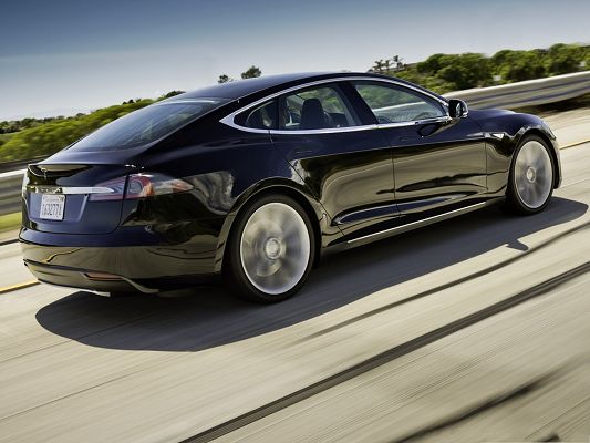 click to free download the wallpaper--Tesla Model S Car 2013, Decent and Luxurious Car in the Run, Great Speed