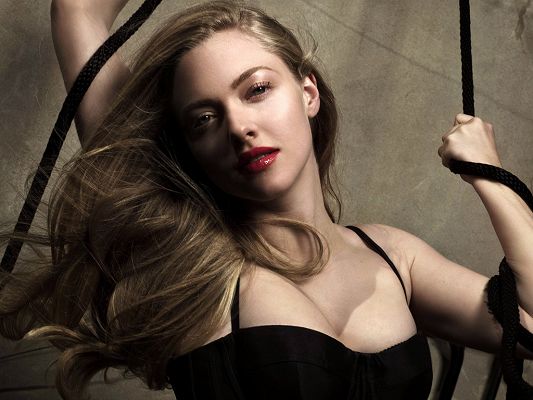 click to free download the wallpaper--Tied up and in Appealing Eyesight, Lip is Red and Thick, Want to Have a Taste at Her? - HD Amanda Seyfried Wallpaper