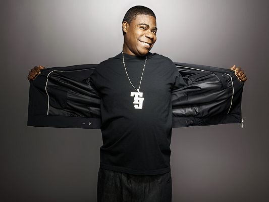 click to free download the wallpaper--Took Part in Cop Out and NBC's 30 Rock, a Funny Guy Played with His Coat, T-Shirt is Good and Fashionable - HD Tracy Morgan Wallpaper