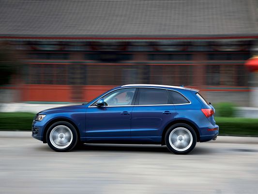 click to free download the wallpaper--Top Car Background, Audi Q5 Quattro Car in Fast Speed, Beautiful Houses Alongside